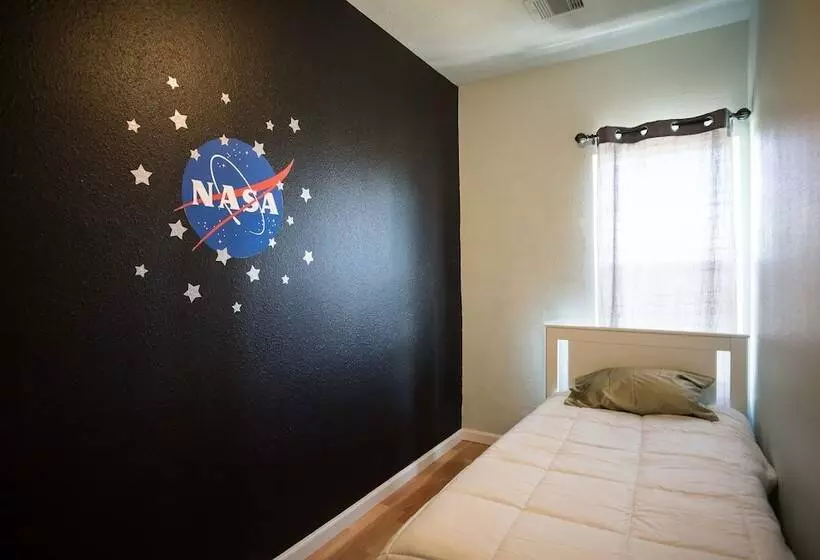 Wanderstay Houston Hostel