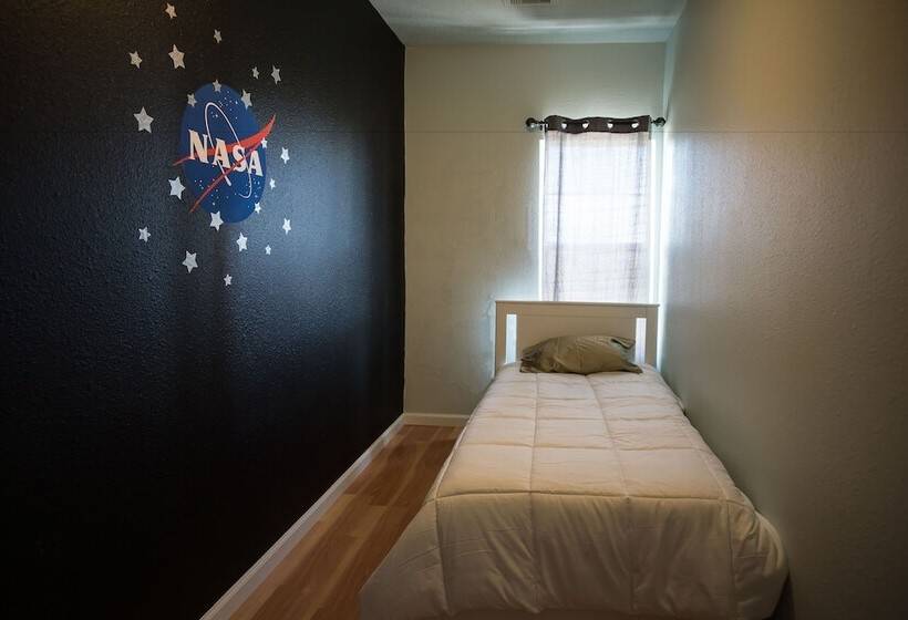 Wanderstay Houston Hostel