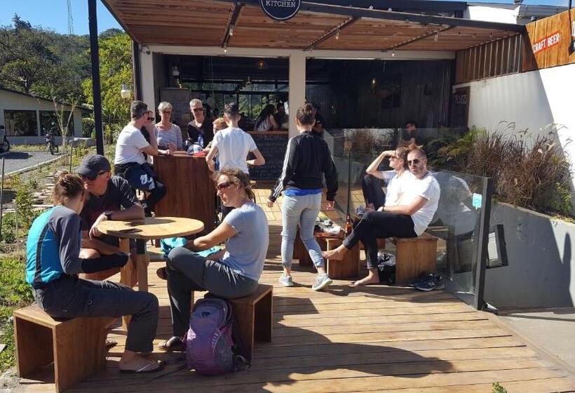 هاستل Outbox Inn