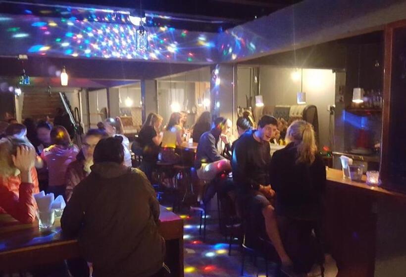 هاستل Outbox Inn