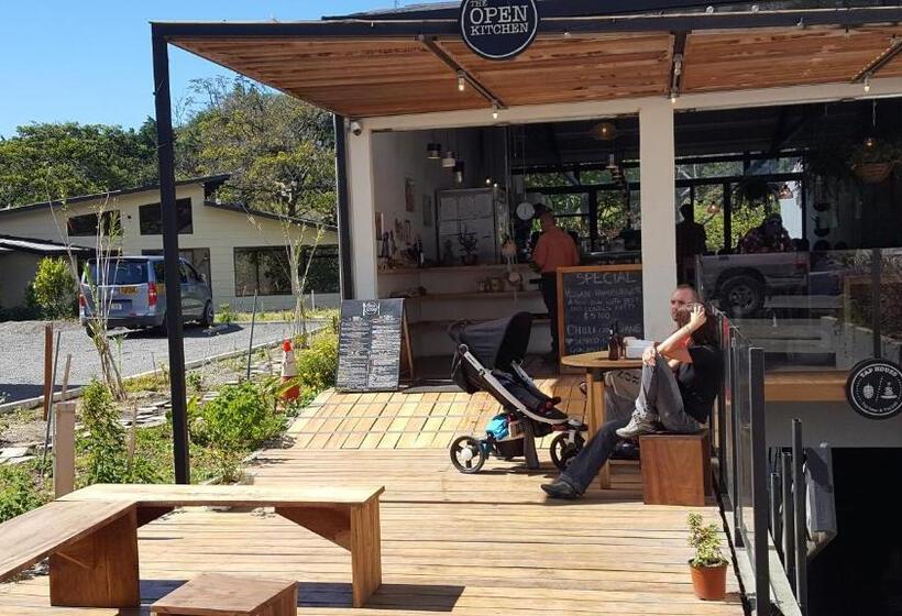 هاستل Outbox Inn