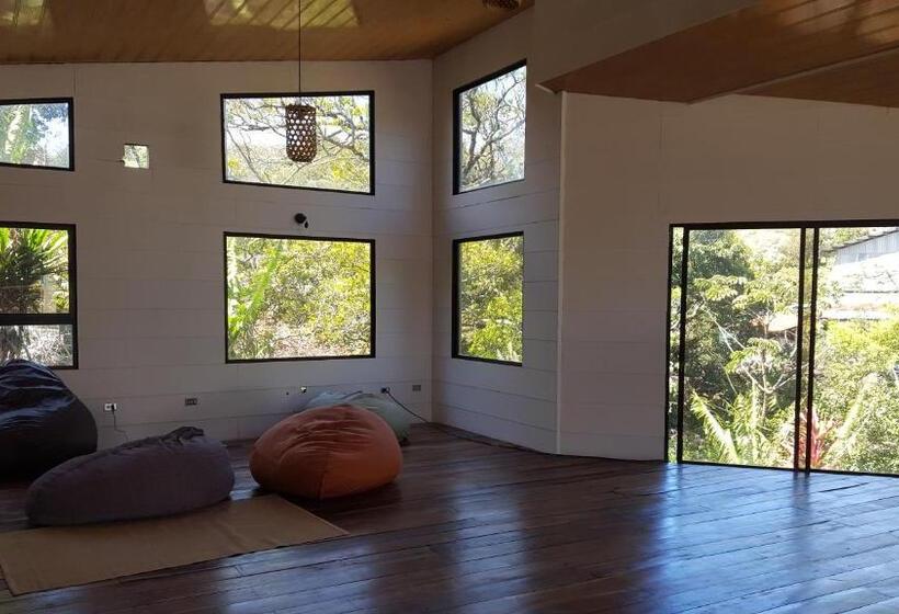 هاستل Outbox Inn