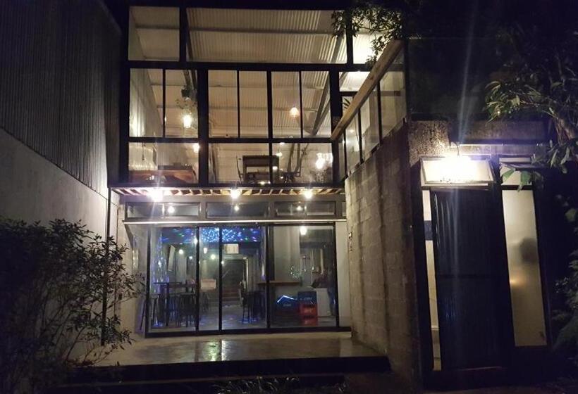 هاستل Outbox Inn