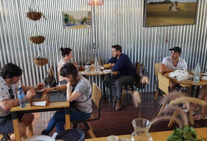 هاستل Outbox Inn