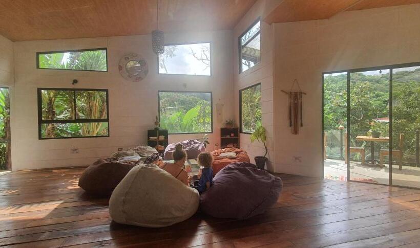 هاستل Outbox Inn