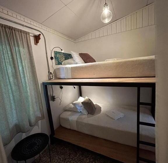 هاستل Outbox Inn