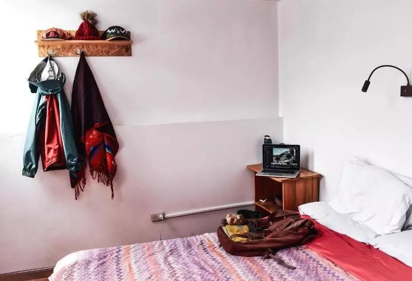 تختخواب و صبحانه Alternative Hostels