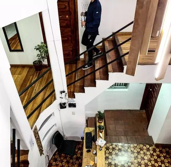 تختخواب و صبحانه Alternative Hostels