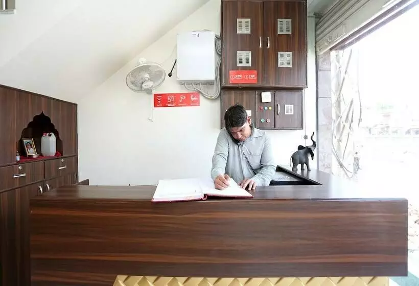 Oyo 17066 Hotel Pushpa Palace