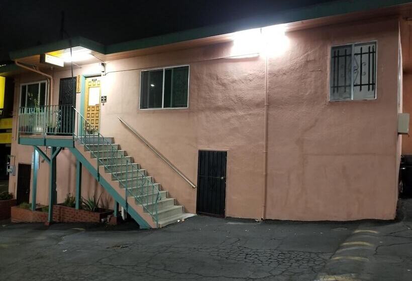 فندق صغير Travis Lodge Motel 16