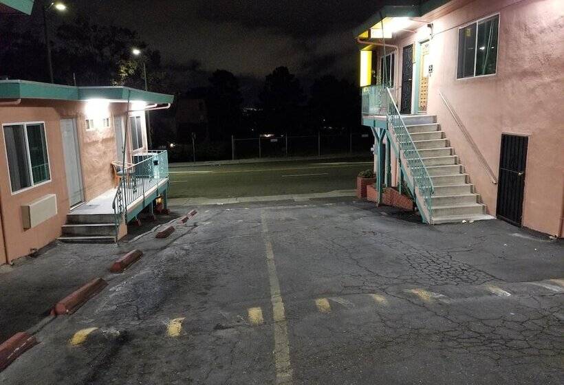 فندق صغير Travis Lodge Motel 16