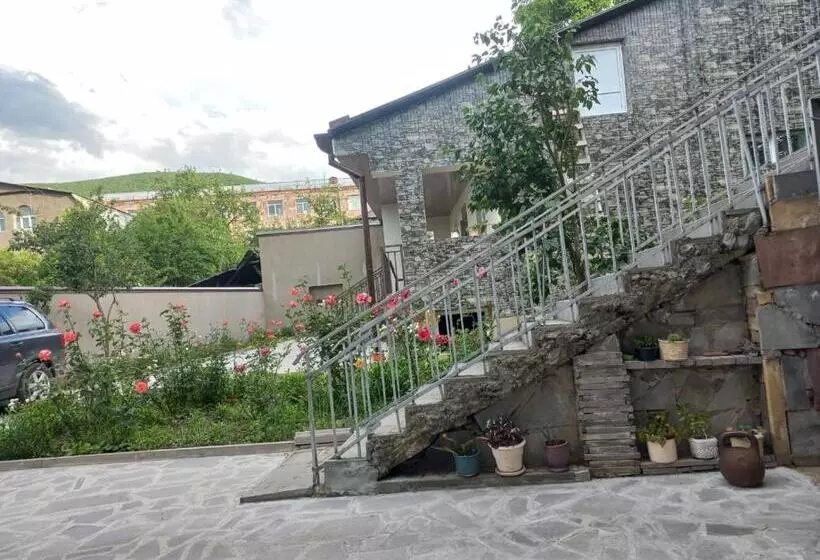 تختخواب و صبحانه Inexpensive House