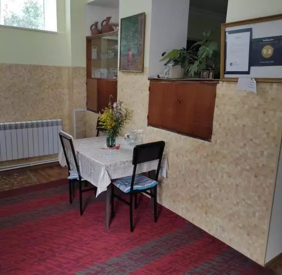 تختخواب و صبحانه Inexpensive House