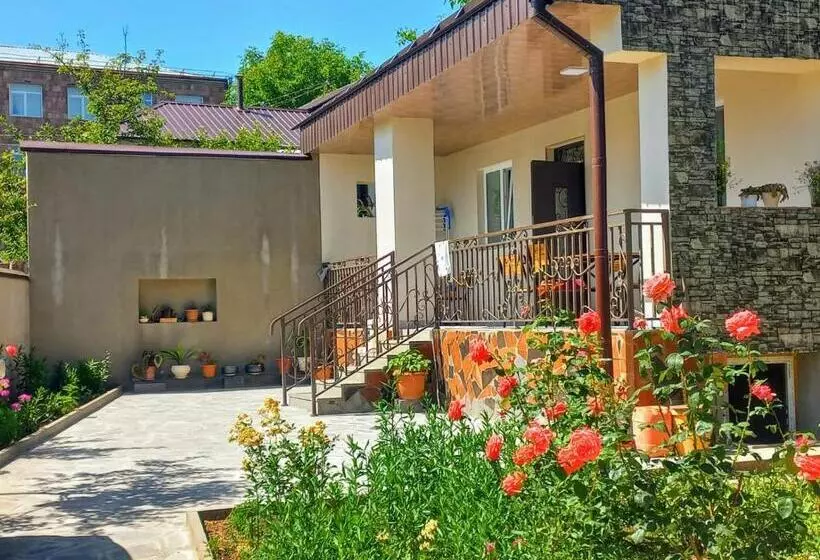 تختخواب و صبحانه Inexpensive House