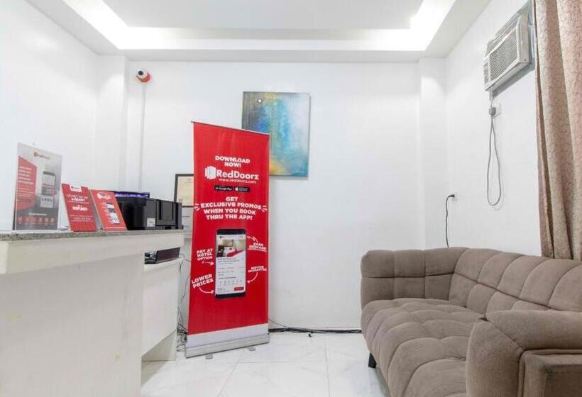 Отель Reddoorz At Dbuilders Rooms Lower Bicutan