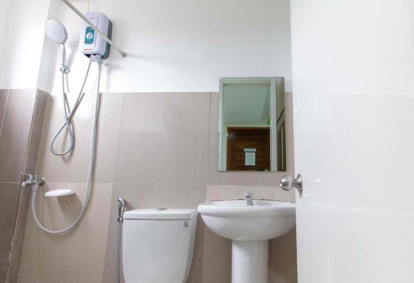 Отель Reddoorz At Dbuilders Rooms Lower Bicutan