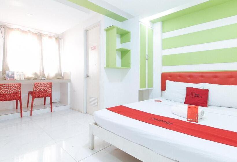 Отель Reddoorz At Dbuilders Rooms Lower Bicutan
