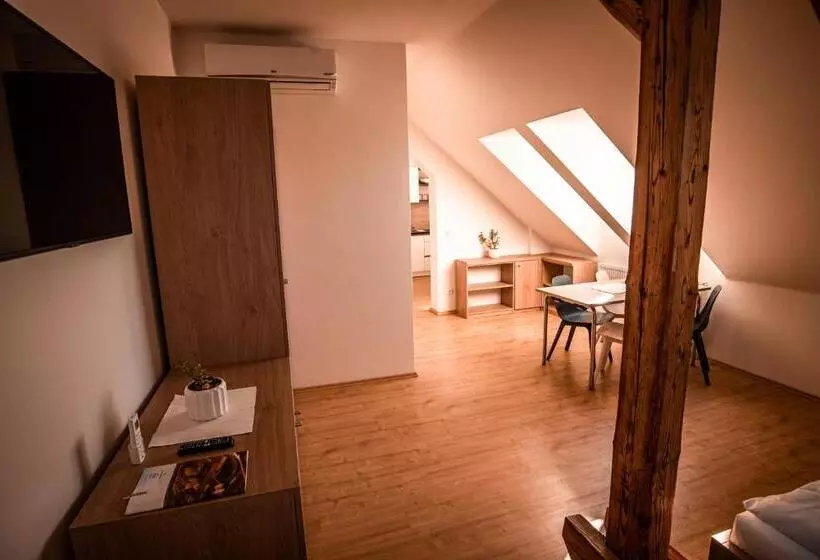 Aamiaismajoitus (B&B) Penzion Panský Dvůr Telč