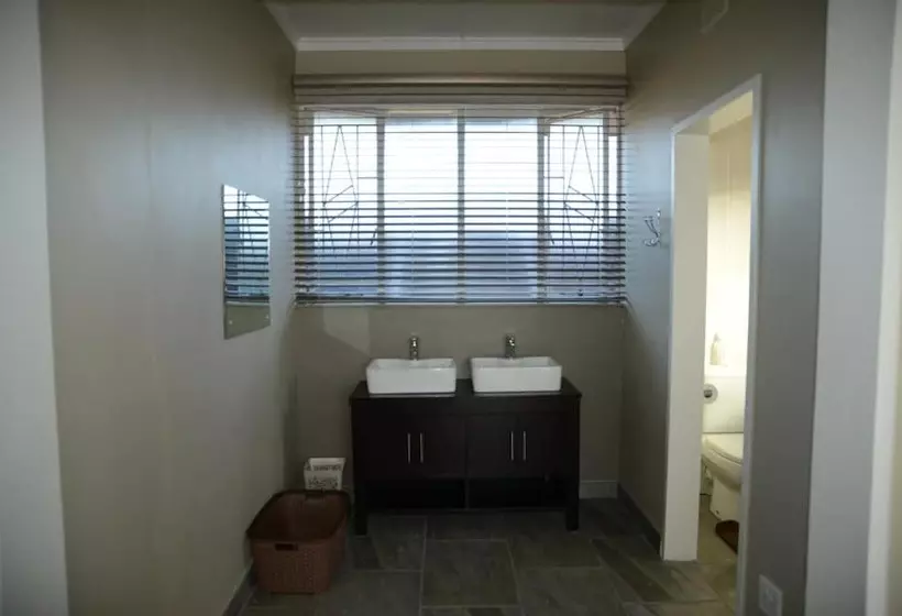 ベッドアンドブレックファースト Skylight Lodge