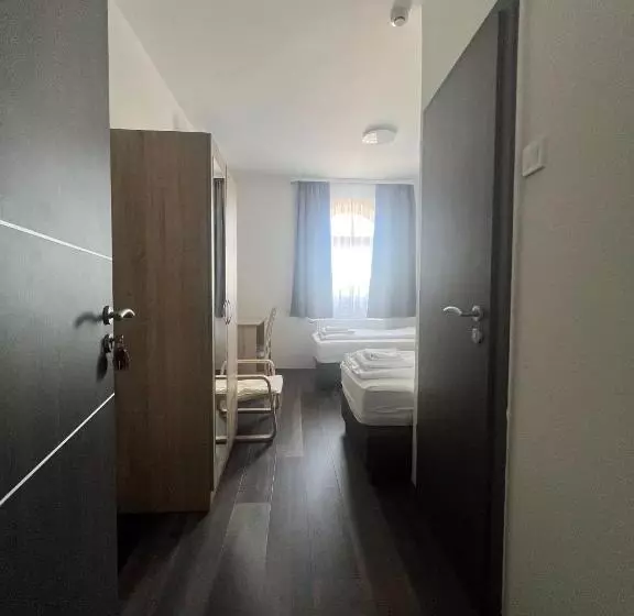 Aamiaismajoitus (B&B) Hbh Bajor Sörház Sólyomfészek Panzió