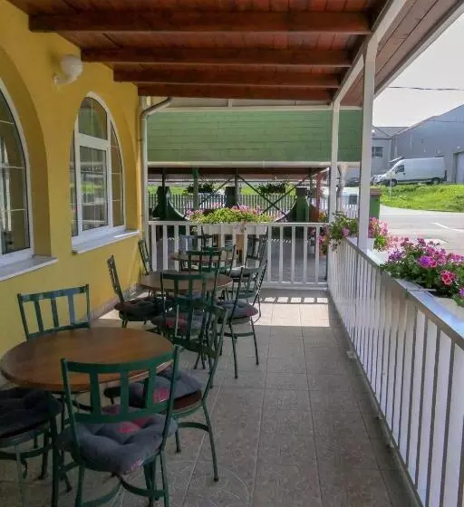 Aamiaismajoitus (B&B) Hbh Bajor Sörház Sólyomfészek Panzió