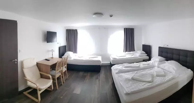 Aamiaismajoitus (B&B) Hbh Bajor Sörház Sólyomfészek Panzió