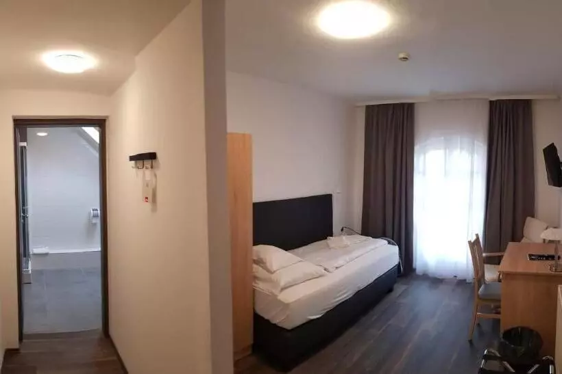 Aamiaismajoitus (B&B) Hbh Bajor Sörház Sólyomfészek Panzió