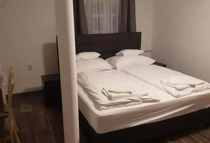 Aamiaismajoitus (B&B) Hbh Bajor Sörház Sólyomfészek Panzió