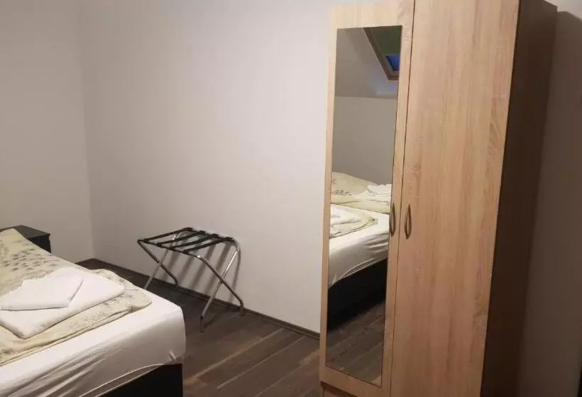 Aamiaismajoitus (B&B) Hbh Bajor Sörház Sólyomfészek Panzió
