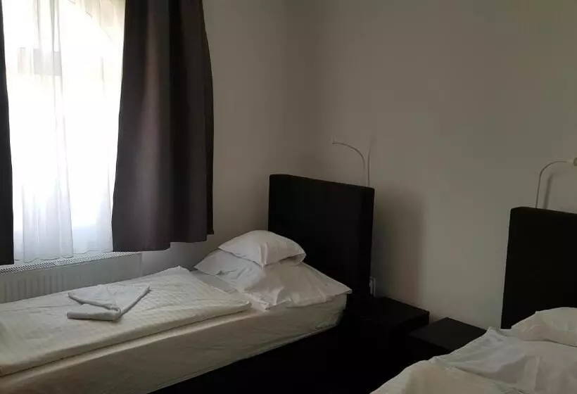 Aamiaismajoitus (B&B) Hbh Bajor Sörház Sólyomfészek Panzió