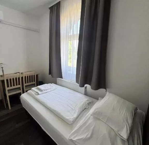 Aamiaismajoitus (B&B) Hbh Bajor Sörház Sólyomfészek Panzió