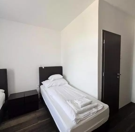 Aamiaismajoitus (B&B) Hbh Bajor Sörház Sólyomfészek Panzió