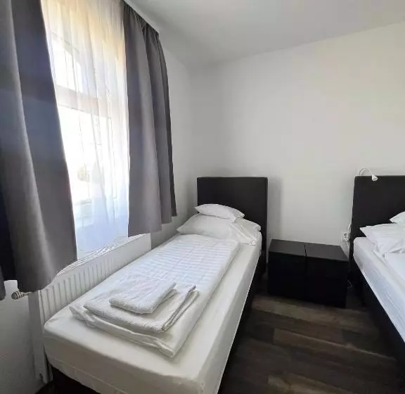 Aamiaismajoitus (B&B) Hbh Bajor Sörház Sólyomfészek Panzió