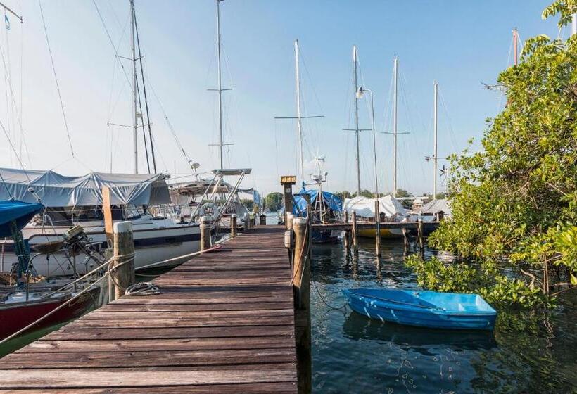 هتل Hacienda Tijax Jungle Logde