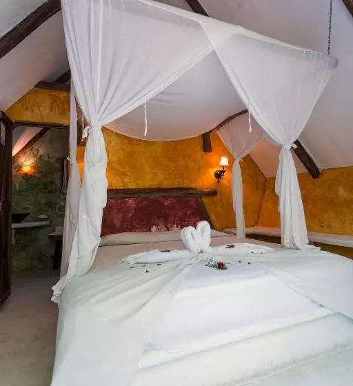 هتل Hacienda Tijax Jungle Logde