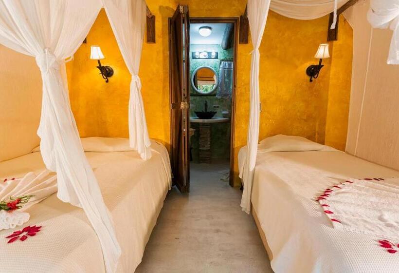 هتل Hacienda Tijax Jungle Logde