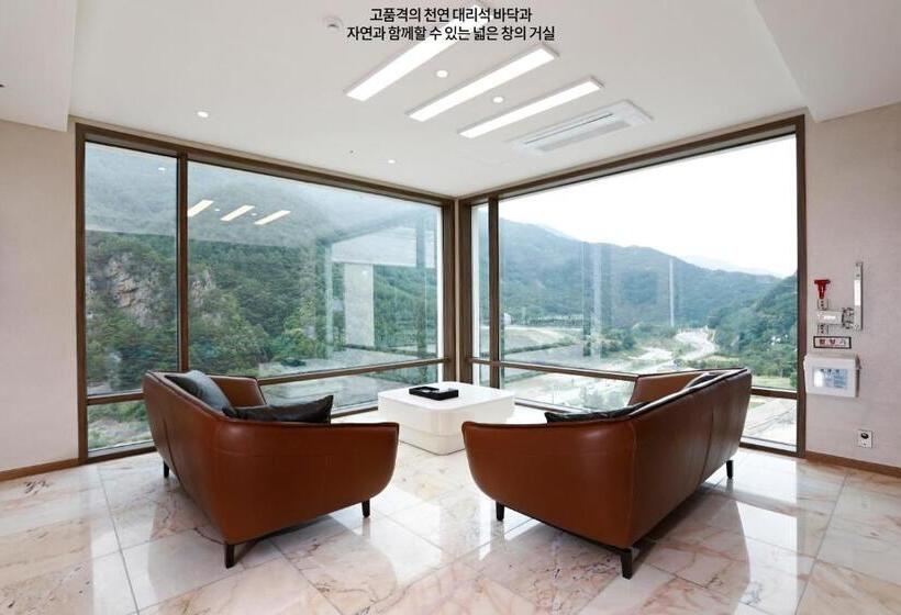 فندق Pine Forest Jeongseon Alpine Resort