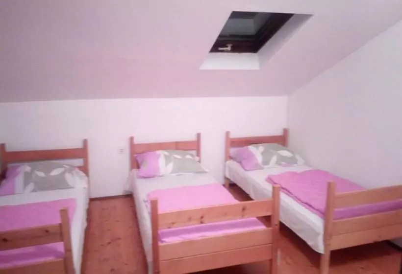 هاستل Kamena ćuprija