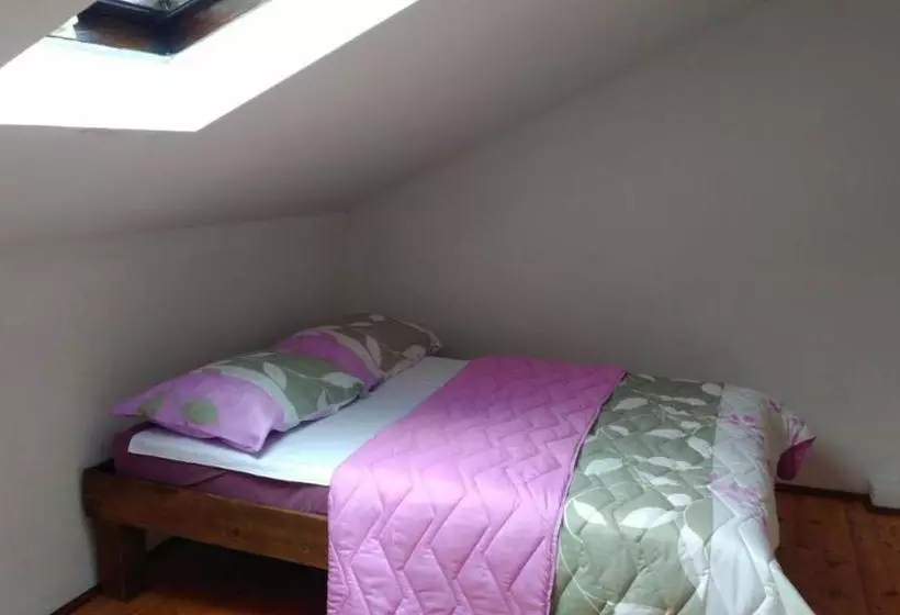 هاستل Kamena ćuprija