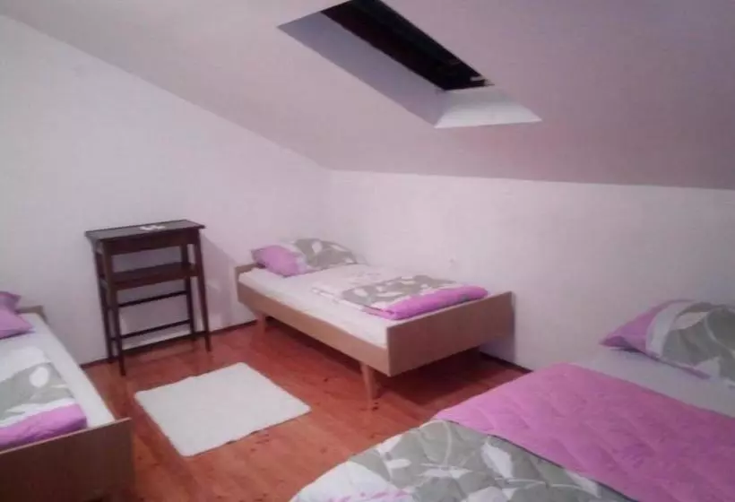 هاستل Kamena ćuprija