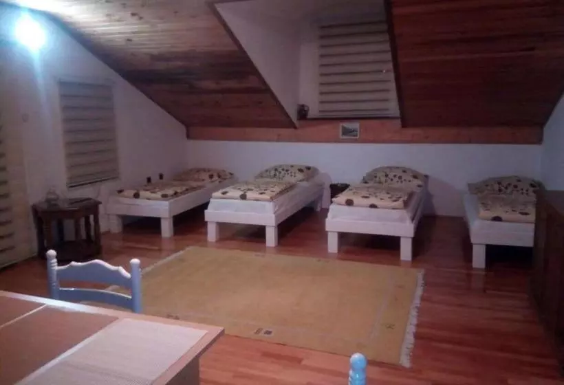 هاستل Kamena ćuprija