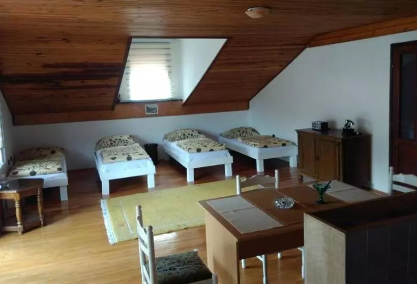 هاستل Kamena ćuprija