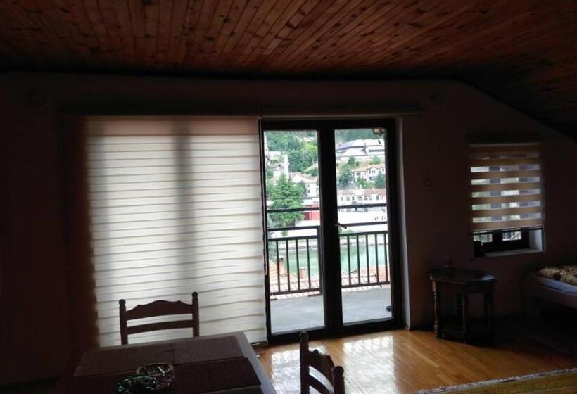 هاستل Kamena ćuprija