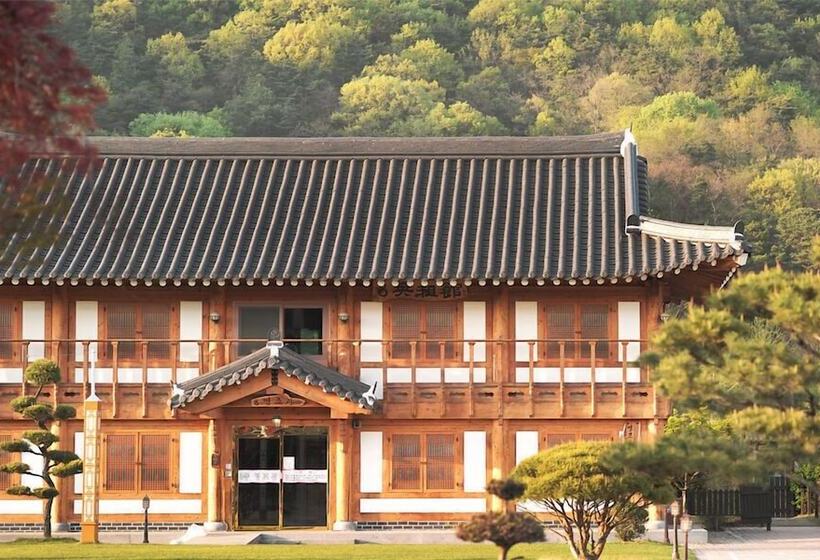 Hotel Jeonju Wangyijimil Hanok