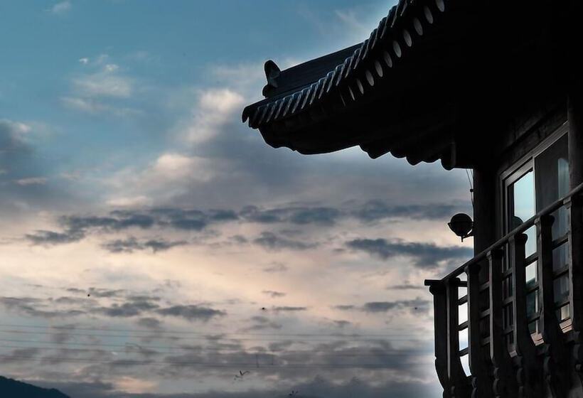 Hotel Jeonju Wangyijimil Hanok