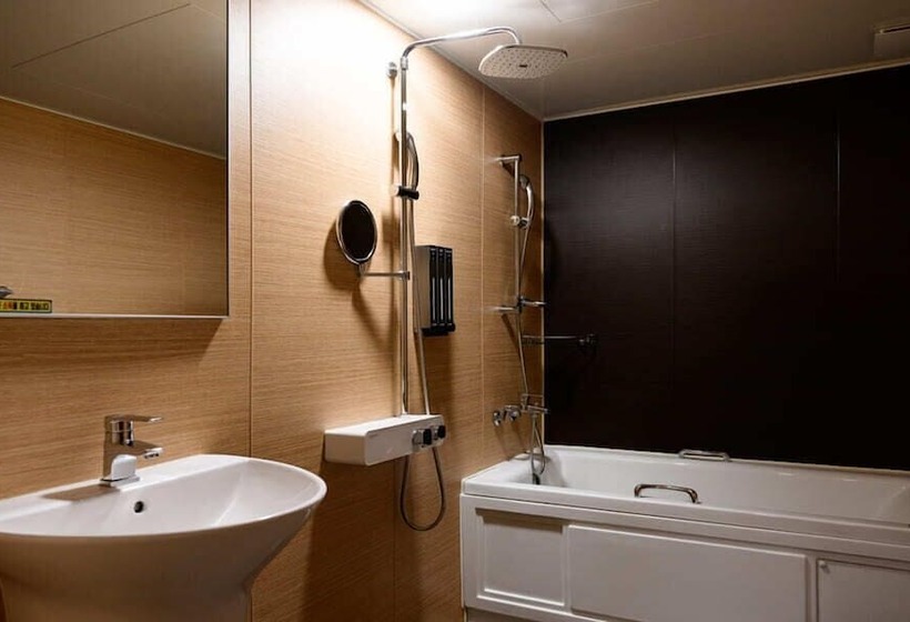 Hotel Jeonju Wangyijimil Hanok