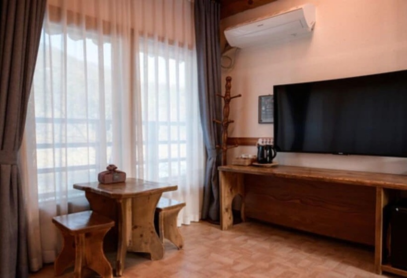 Hotel Jeonju Wangyijimil Hanok
