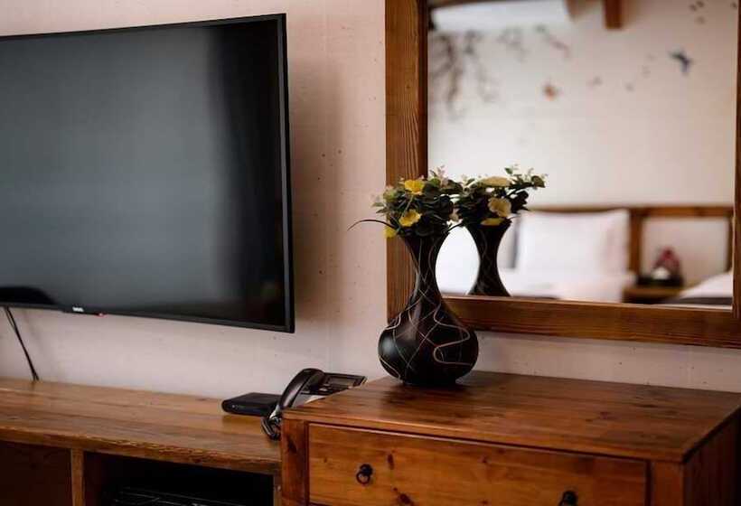 Hotel Jeonju Wangyijimil Hanok