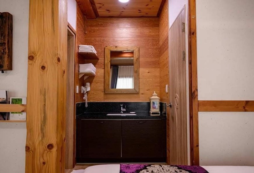 Hotel Jeonju Wangyijimil Hanok