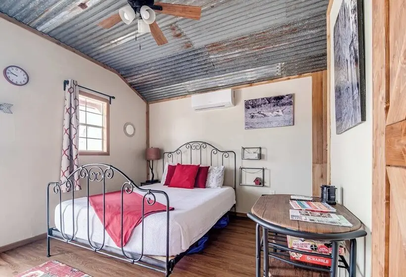 Hill Country Cabin 4